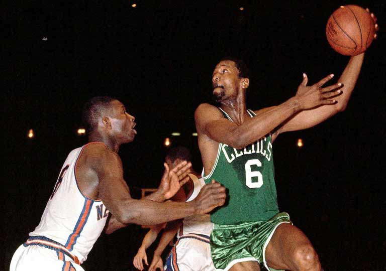 O lendário Bill Russell em ação com a camisa do Boston Celtics
