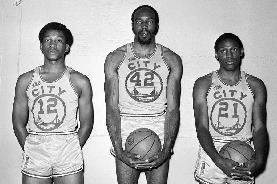Levi Fontaine, Nate Thurmond, Ron Williams vestindo o uniforme clássico do San Francisco Warriors
