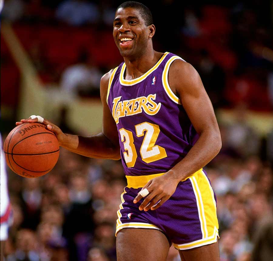 Magic Johnson com a pesadíssima camisa do Lakers